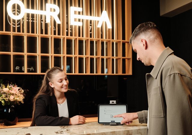 Hosté vybraných hotelů OREA už nemusí při každém návratu na pokoj hledat plastovou kartu. Největší česká hotelová značka začala zavádět digitální klíče, které lze uložit přímo do telefonu nebo chytrých hodinek