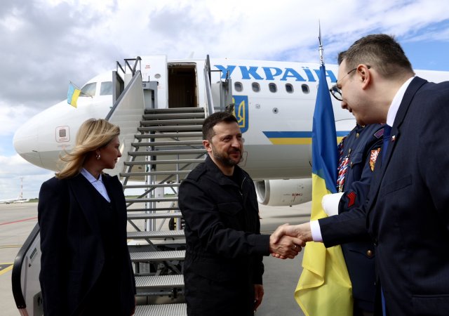 prezident Volodymyr Zelenskyj, kterého v Praze 4. května 2025 vítá ministr zahraničí Jan Lipavský