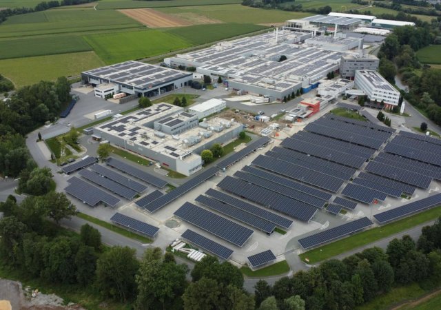 V Rakousku se Greenbuddies prosadili také díky carportům. Na snímku střešní fotovoltaika a carport u výrobce automobilových komponentů v Lannachu.