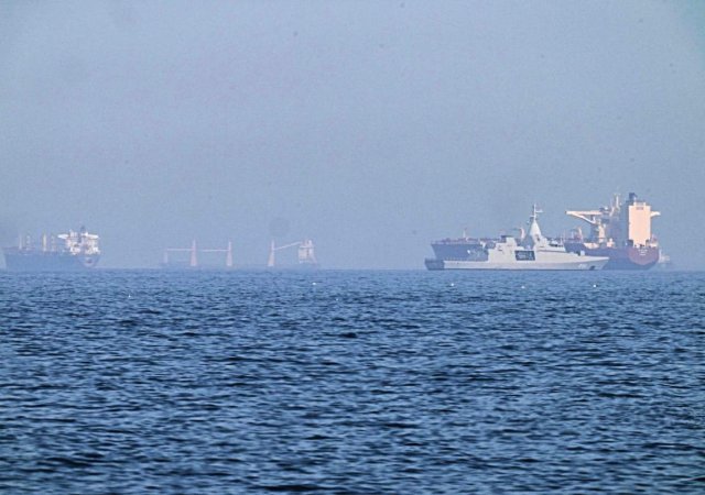 Hlídková loď Spojených arabských emirátů (druhá zprava) poblíž tankeru zakotveného v Ománském zálivu poblíž Hormuzského průlivu, pátek 1. května 2026
