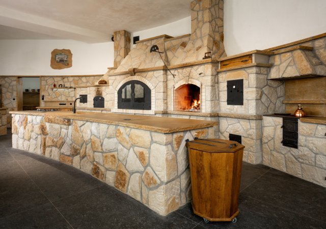 Samotná kuchyň měří zhruba 14 metrů a zabírá přibližně 100 metrů čtverečních. Spolu s navazujícím pavilonem a zázemím přesahuje celková plocha 170 metrů čtverečních