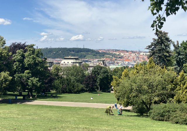 Nejenom výhledy, i vyhlášená zahrádka táhne stovky lidí do Riegrových sadů na Vinohradech.