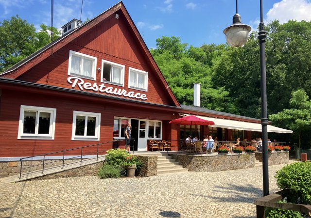Restaurace na Jurečku v Říčanech má příjemnou pivní zahrádku.