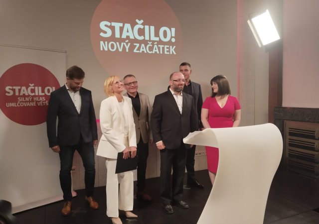 Kateřina Konečná (bílá), Jana Maláčová (červená), Stačilo!
