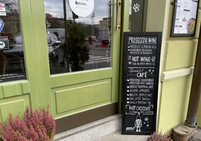 Svařák nabízejí i podniky v okolí Vinohradské ulice