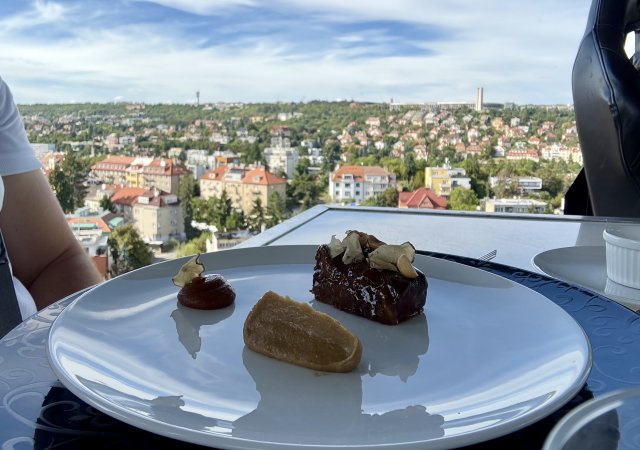 OBRAZEM: Adrenalin a skvělá gastronomie v padesáti metrech nad Prahou. Levné to není