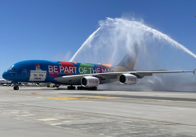 Airbus A380 ve svátečních barvách přistál v Praze