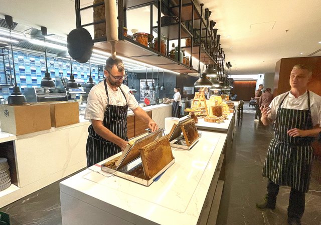 Na střeše pražského hotelu Marriott bzučí pět úlů. O včely se tu nestará externí firma, ale šéfkuchař restaurace The Artisan David Rejhon se svým zástupcem Peterem Mikulášem.