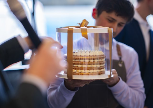 Makronka jako šperk. V Praze ji vydražili za pětimístnou částku