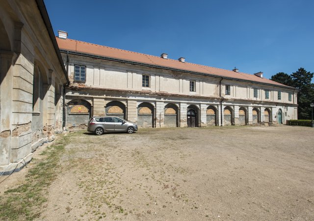 Jízdárna v areálu zámku Karlova Koruna před rekonstrukcí