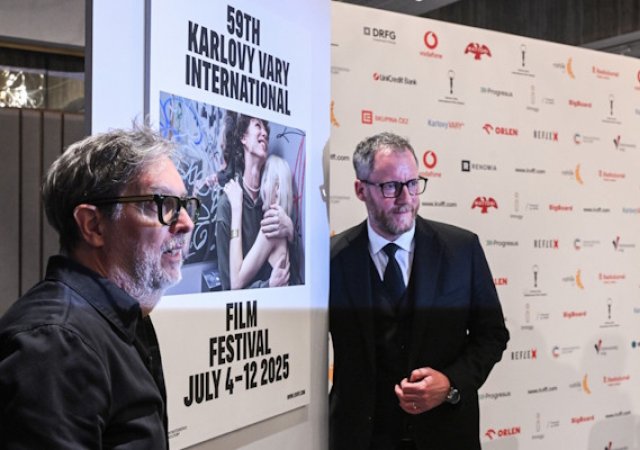 Výkonný ředitel MFF KV Kryštof Mucha (vpravo) představuje vizuál pro letošní ročník festivalu od Aleše Najbrta (vlevo)