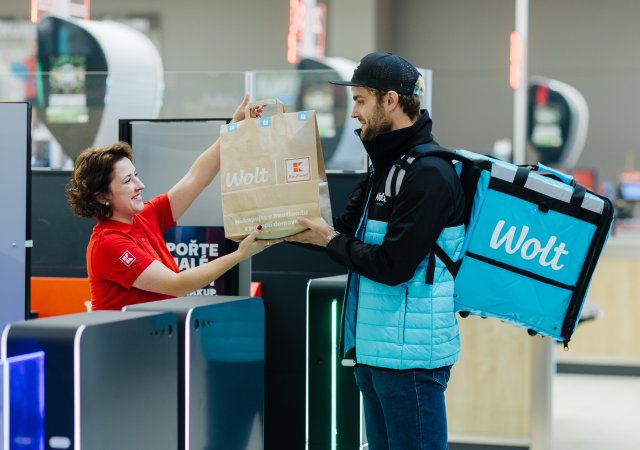 Nákup z Kauflandu už nemusí znamenat cestu do hypermarketu a tahání tašek domů. Řetězec rozšiřuje spolupráci s Woltem