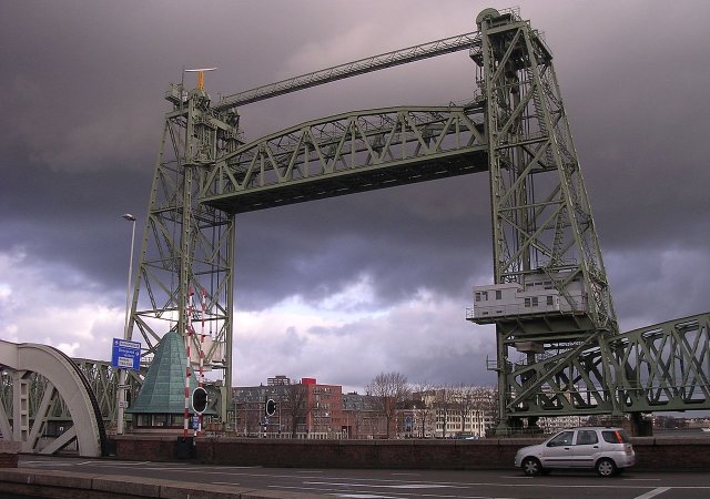 Radnice v Rotterdamu nechá dočasně rozebrat ikonický výtahový most Koningshavenbrug z roku 1878, aby se pod ním mohl projet miliardář Jeff Bezos se svou novou superjachtou za 430 milionů eur.