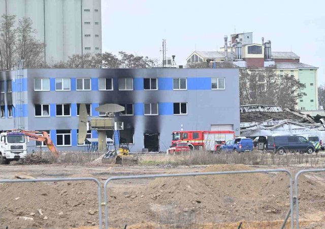 Pohled do areálu průmyslové zóny, kde v pátek 20. března ráno hořela skladovací hala a administrativní budova společnosti LPP Holding vyrábějící vojenskou techniku, 20. března 2026.