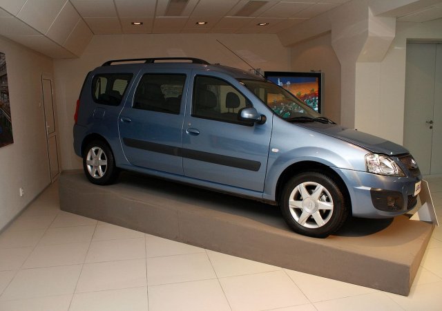 Ruskému automobilovému trhu v únoru 2023 nadále dominovala domácí automobilka Lada. Na snímku model Largus. Pokud vám připomíná Dacii Logan, není to náhoda.