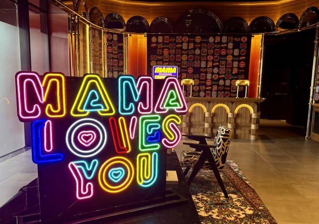 Lobby hotelu Mama Shelter překvapuje svojí barevností v šedé obchodní čtvrti