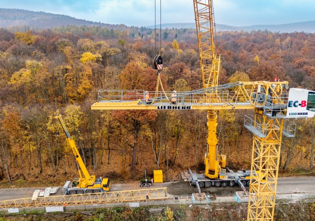 Na stavbě litvínovského bazénu je největší jeřáb v Česku