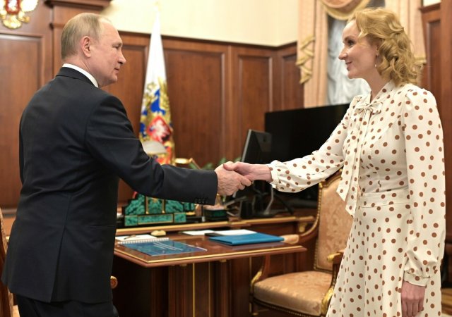Na Ukrajině probíhají nelegální a násilné deportace dětí do Ruska. Kvůli těmto zločinům byl vydán mezinárodní zatykač na Vladimira Putina a Mariji Lvovovou-Bělovovou (oba na snímku), kteří jsou hlavními strůjci těchto zvěrstev proti dětem.
