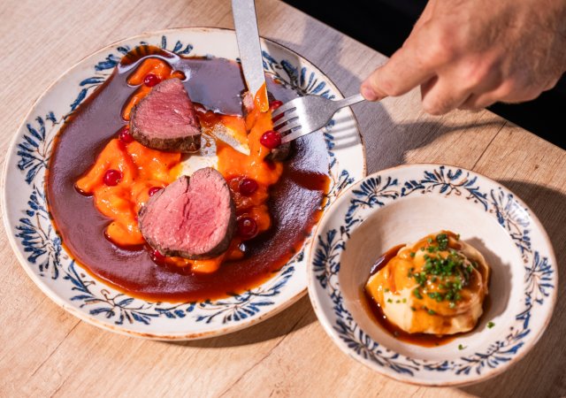 Medailonky z hovězí svíčkové pečená paprika, rybíz, karamelizovaný celer