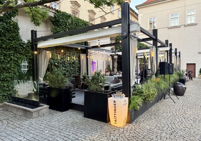 Nádvoří bývalého kláštera na Malé Straně, dnes hotel Mandarin Oriental