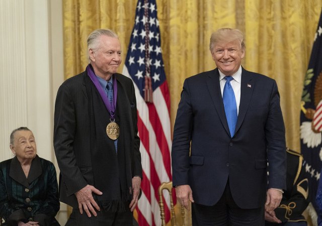 Herec Jon Voight získává cenu od Donalda Trumpa v roce 2019