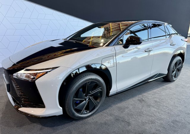 Nový elektromobil Lexus RZ1
