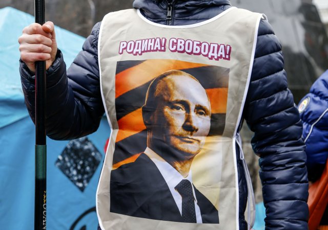 Proruský demonstrant na Ukrajině