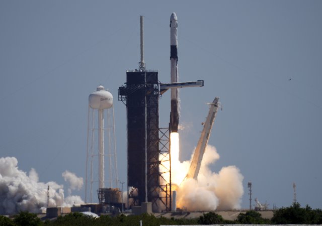 Z Kennedyho vesmírného střediska na východě Floridy odstartoval let společnosti Axiom Space, který představuje první ryze soukromou misi na oběžnou dráhu podporovanou americkou vesmírnou agenturou NASA.