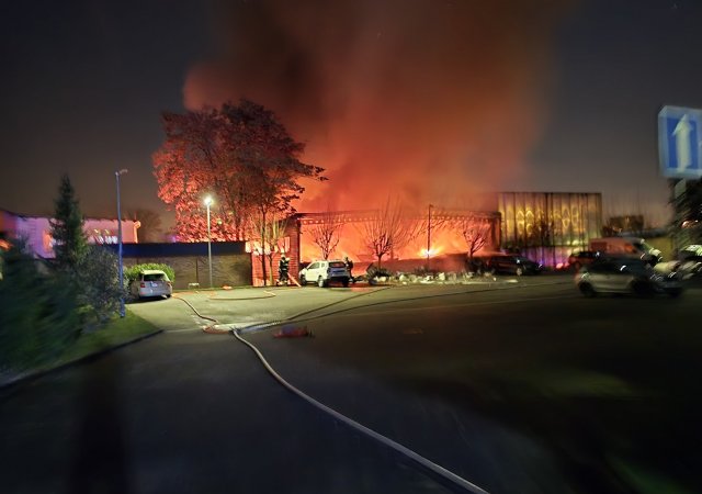 V Praze-Strašnicích hořel v noci na 6. prosince pneuservis, požár zasáhl i skladovací část.