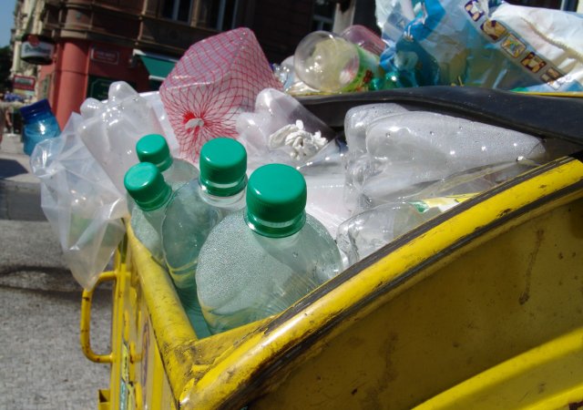 PET lahve zůstanou v kontejnerech