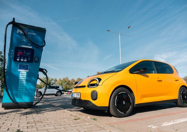 PRE ke konci září provozovala 929 veřejných dobíjecích stanic, o 55 více než před rokem. Současně u nich může dobíjet až 1469 elektromobilů. Celkový instalovaný výkon sítě přesáhl 35 megawattů.