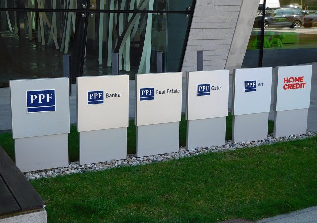 Loga firem ze skupiny PPF před sídlem skupiny v Praze-Dejvicích