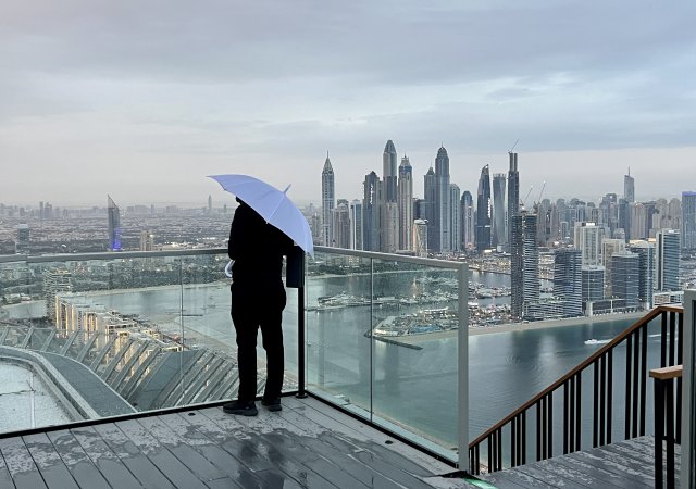 Pohled z View at the Palm na dubajskou marinu