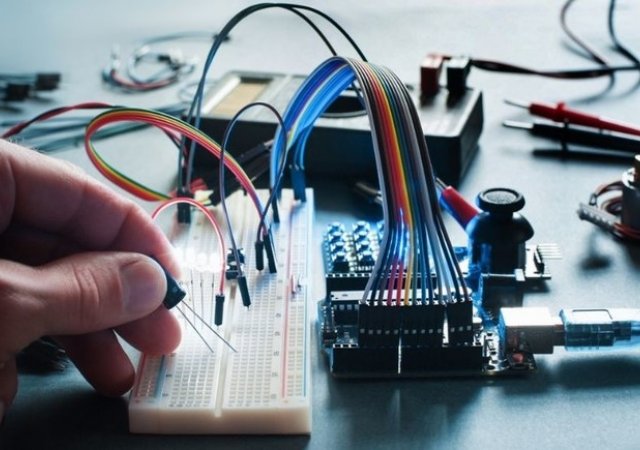 Při ovládání synchronních elektromotorů se bez Hallovy sondy neobejdete