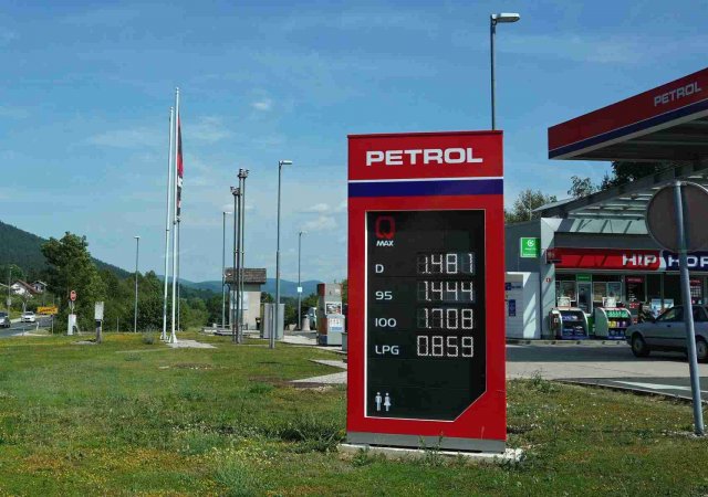 Čerpací stanice společnosti Petro ve slovinské Cerknici na snímku z července 2023.