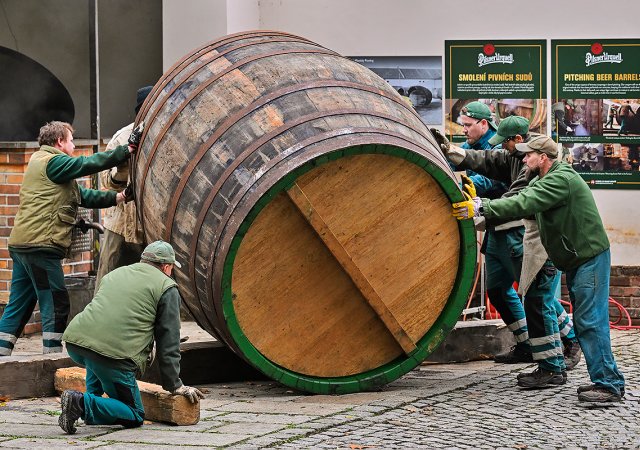 Plzeňští bednáři pečují o dubové obry, ve kterých zraje pivo stejně jako před 184 lety.