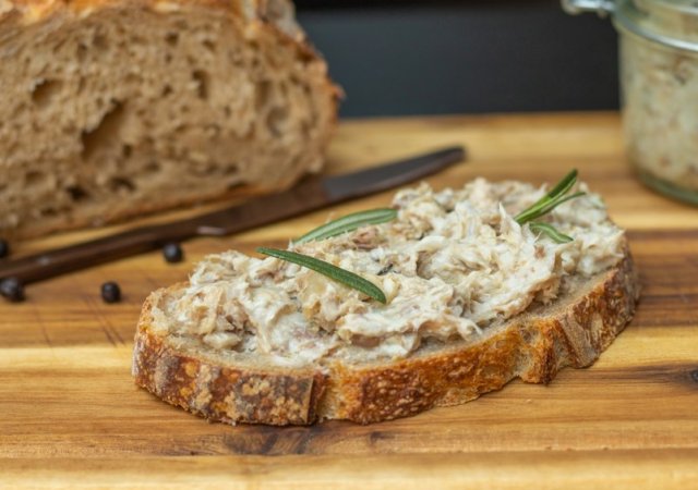 Čerstvě napečený chléb s kachním Rillettes.