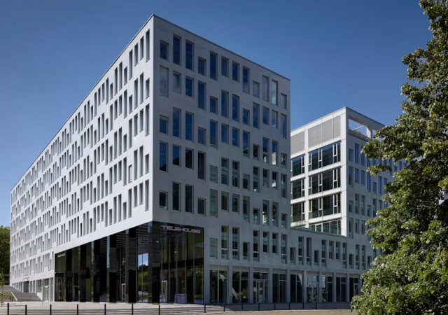 Realitní divize skupiny PPF rozšiřuje portfolio v těsném sousedství své centrály. Dohodla se na koupi kancelářské budovy Telehouse v pražských Dejvicích, která nabízí přes 21 tisíc metrů čtverečních pronajímatelných ploch