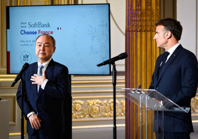 Francouzský prezident Emmanuel Macron a generální ředitel SoftBank Masajoši Son po pracovní snídani v rámci iniciativy Choose France v Elysejském paláci v Paříži dne 1. června 2026.