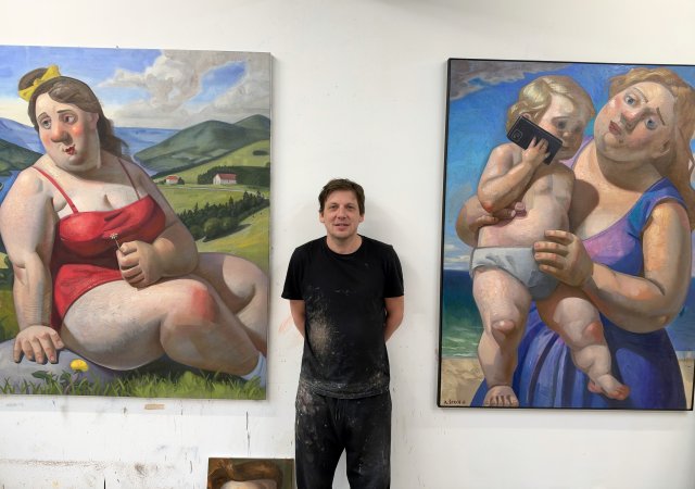 Umělec Adam Štech v ateliéru