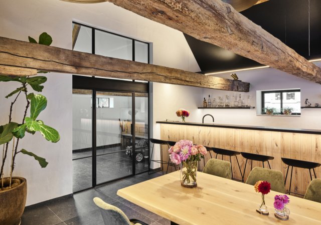 Designové prosklené stěny pod značkou Steel Design, které propojují moderní interiéry bez rušivých rámů.