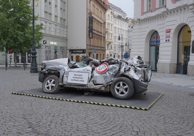V ulicích Prahy jsou instalované varovné autovraky