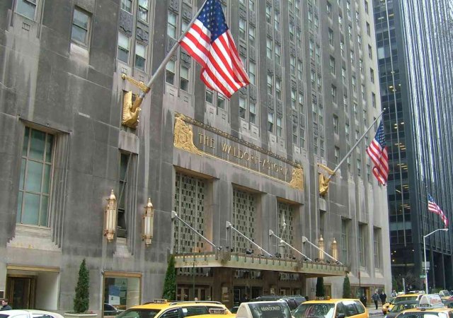 Rekonstrukce ikonického hotelu Waldorf Astoria v New Yorku za pět až šest miliard dolarů ale zatím naráží na realitu trhu. Prodalo se jen minimum bytů.