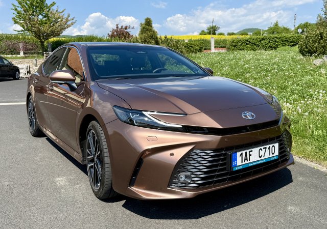 RECENZE: Nový oblíbenec českých taxikářů. Toyota Camry je sázkou na jistotu