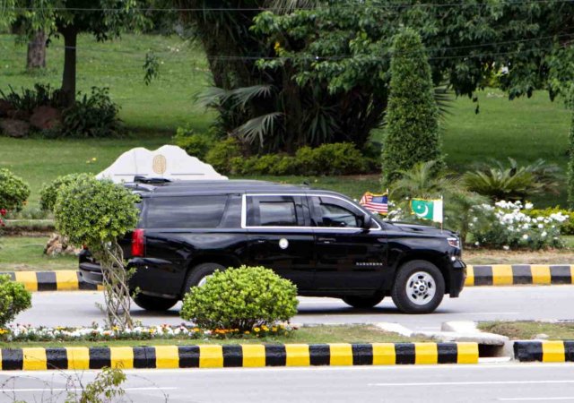 Kolona, o které se předpokládá, že veze amerického viceprezidenta J. D. Vance na mírová jednání mezi USA a Íránem v Islámábádu dne 11. dubna 2026.