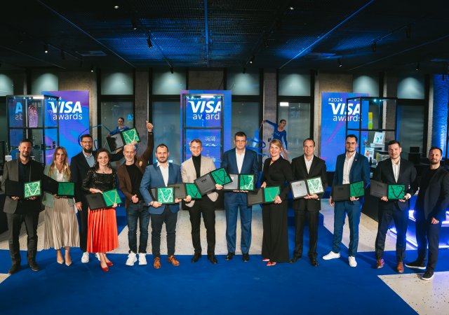 Letošní výherci Visa Awards se zástupci Visa.
