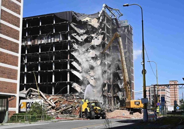 Ve Zlíně začala v pátek 7. srpna demolice tovární baťovské budovy zničené požárem.