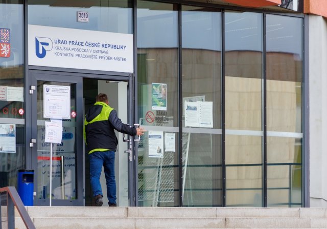 Český trh práce chladne. Firmy ztrácejí zájem o vánoční brigádníky