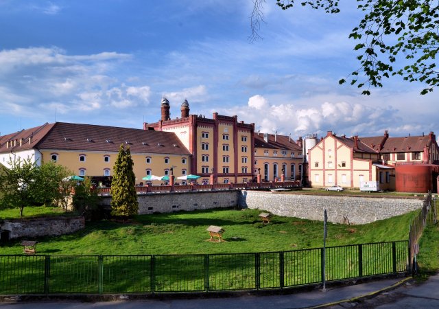 Pivovar Bohemia Regent pokračuje v obnově svého historického areálu v Třeboni. Vedle rekonstrukce budov se chce více zaměřit také na cestovní ruch. V současnosti nabízí hostům 11 apartmánů, jejich počet ale plánuje rozšířit.