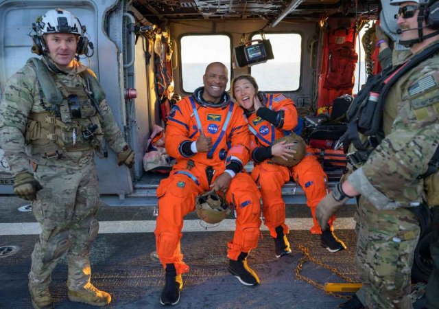 Astronauti Victor Glover a Christina Kochová po návratu z mise Artemis II